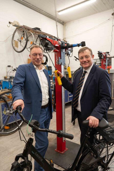 Die Vorstände Uwe Mletzko und Ralf Sommer in der Fahrradwerkstatt alsterspeiche, die dank des Förderkreises eine neue elektrische Hebevorrichtung anschaffen konnten