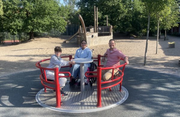 Rollstuhlkarussell mit drei Personen drauf