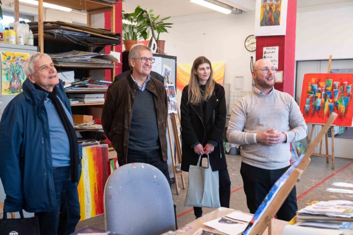 4 Personen beim Rundgang im atelier lichtzeichen