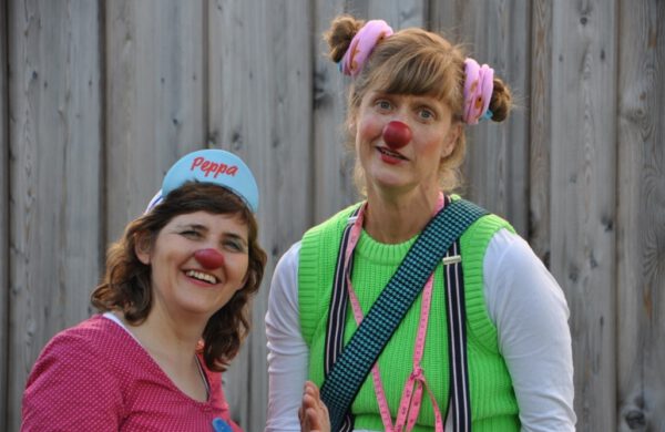 Zwei Frauen verkleidet als Klinik Clowns