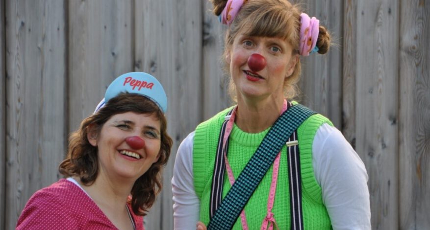 Zwei Frauen verkleidet als Klinik Clowns